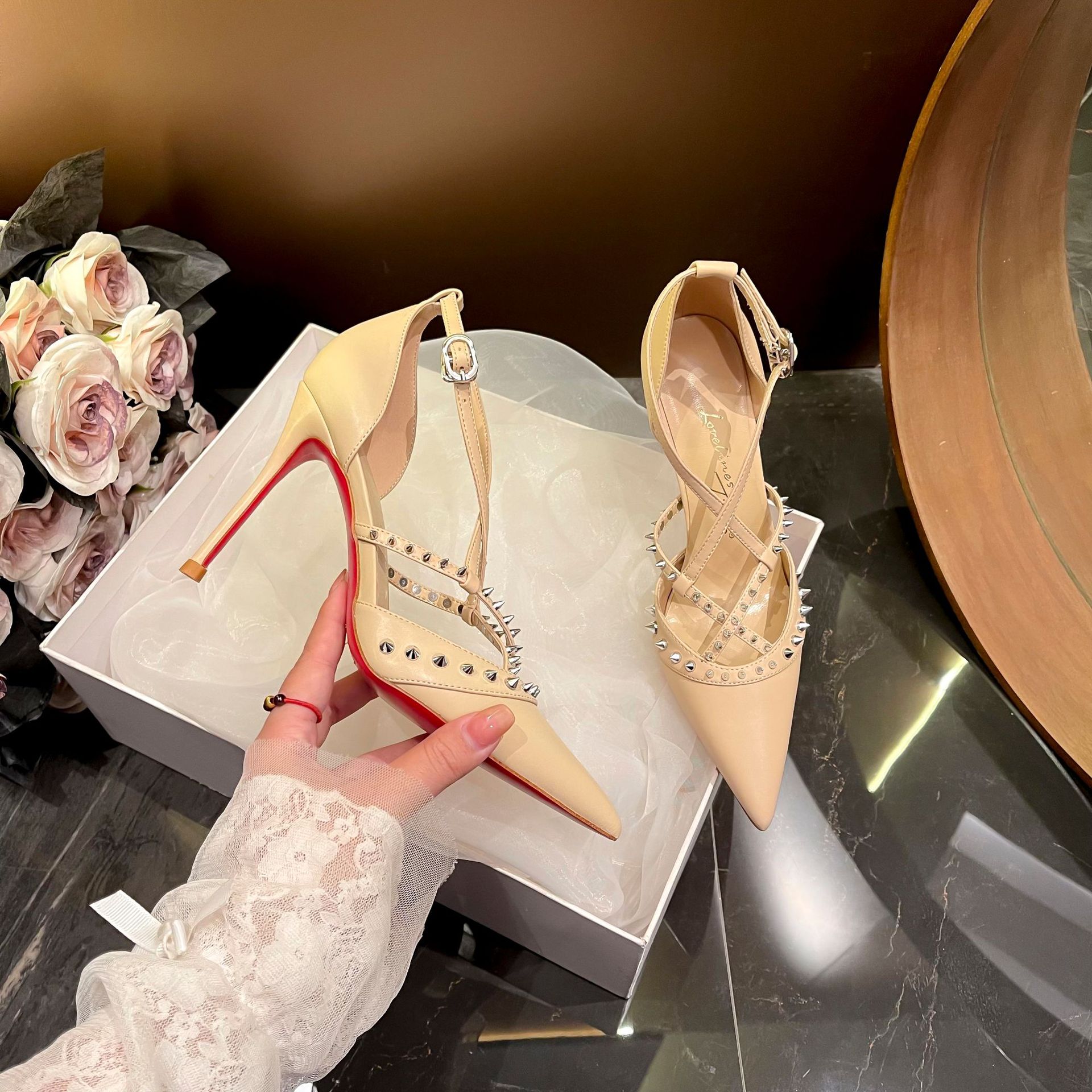 Retro Woman Shoes Sandals Stil - Sandals ulasan dan harga